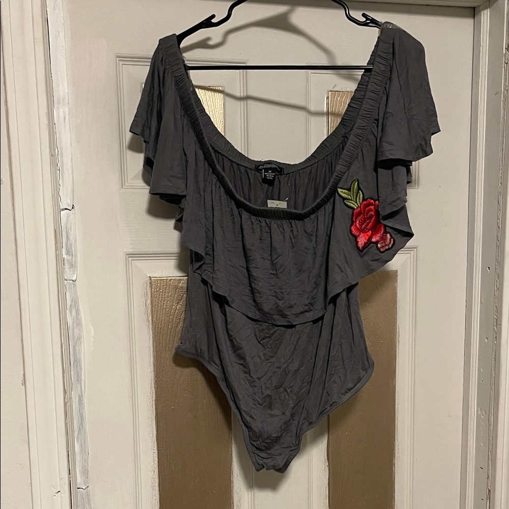 Rouge Collection Gray Ruffled Top with Red Rose Embroidery (2XL)